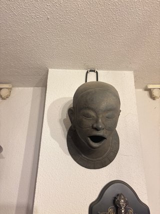 Adorno de cabeza de piedra