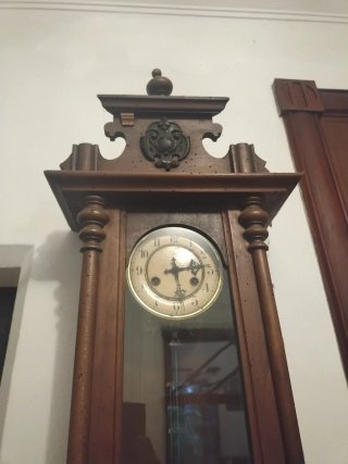 Reloj de péndulo antiguo de madera