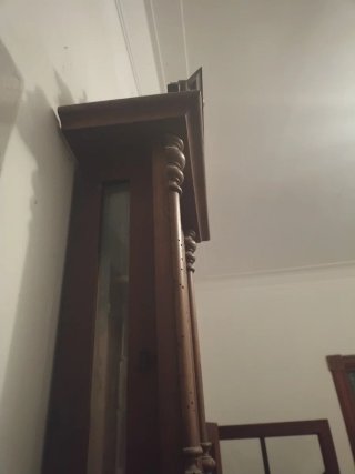 Reloj de péndulo antiguo de madera