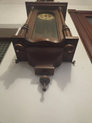 Reloj de péndulo antiguo de madera