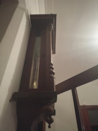 Reloj de péndulo antiguo de madera