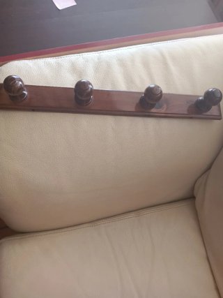 Percheros de madera con 4 colgadores y otro de 5
