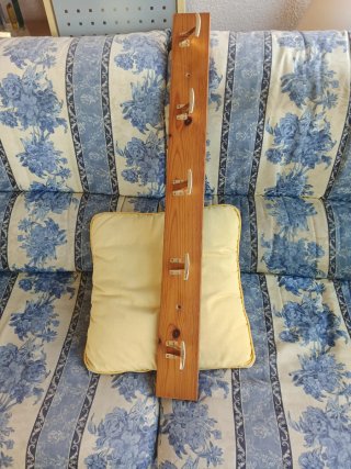 Percheros de madera con 4 colgadores y otro de 5