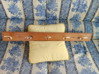 Percheros de madera con 4 colgadores y otro de 5