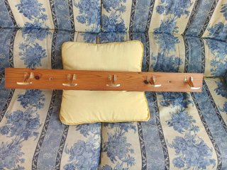 Percheros de madera con 4 colgadores y otro de 5