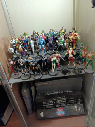Collezione di 50 figure DC Comics in piombo + libri