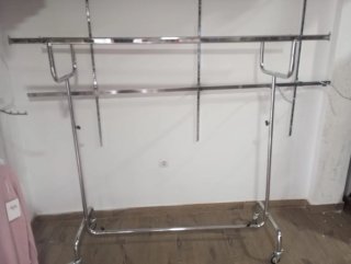 Percheros, ganchos, estanterías de ropa...