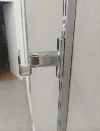 Percheros, ganchos, estanterías de ropa...