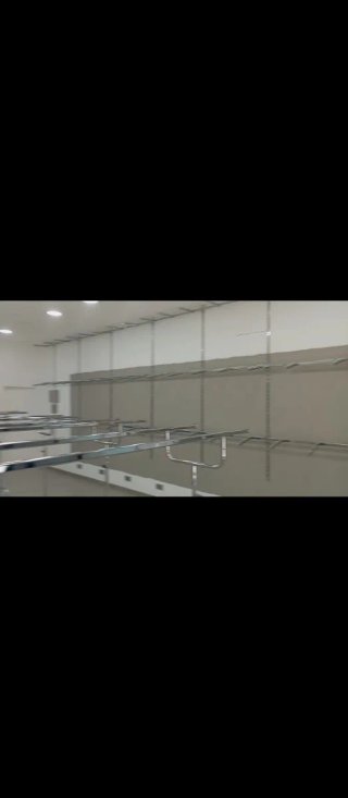 Percheros, ganchos, estanterías de ropa...