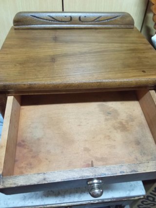 Mesita de noche antigua de madera