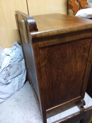 Mesita de noche antigua de madera