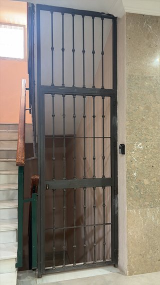Puerta de hierro forjado