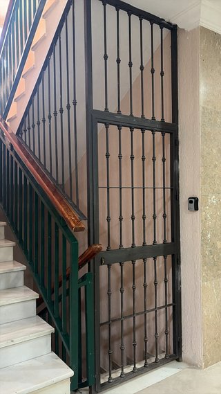 Puerta de hierro forjado
