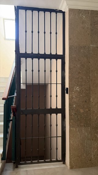 Puerta de hierro forjado