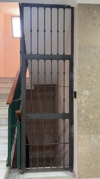 Puerta de hierro forjado