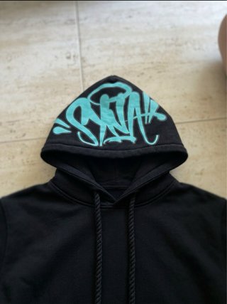 Sudadera negra y azul Syna World