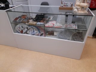 Mostrador expositor cristal y madera