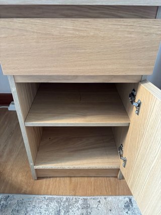 Escritorio de madera con cajones