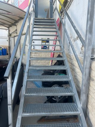 Escalera exterior galvanizada