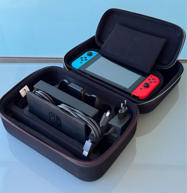 Consola Nintendo Switch + Accesorios + 2 Fundas