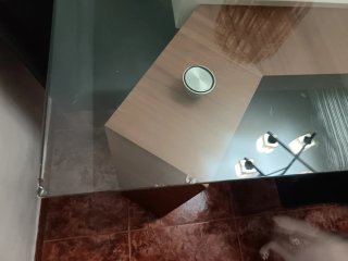 Mesa de cristal y madera