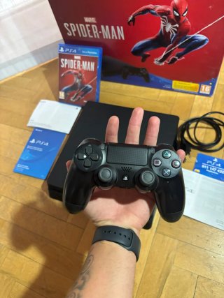 PS4 Slim 1TB + giochi.