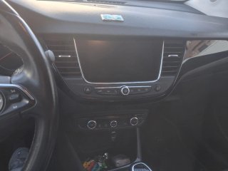 Coche azul Opel Crosland