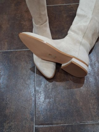 Stivaletti alti in camoscio beige