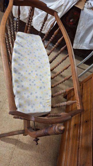 Cuna de madera cerezo estilo Isabelino