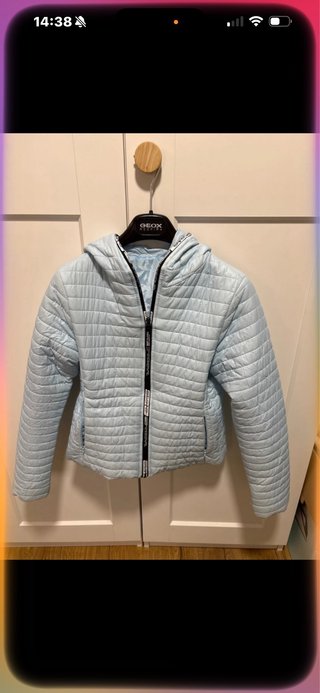 Chaqueta azul turquesa acolchada con capucha