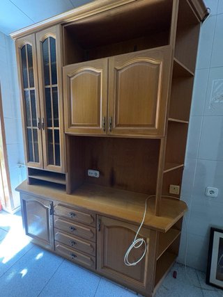 Mueble de comedor de madera y cristal
