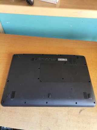 Portátil Acer con pantalla rota