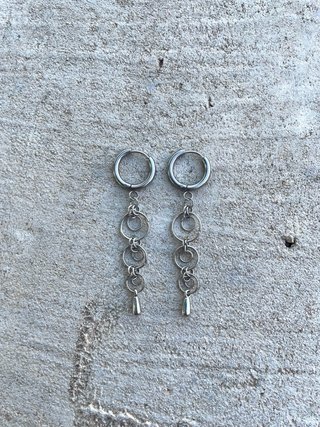 Pendientes largos plateados con aros