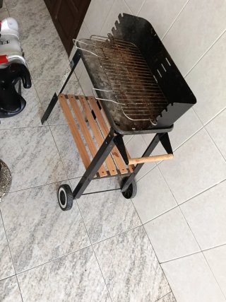 Parrilla de carbón con ruedas