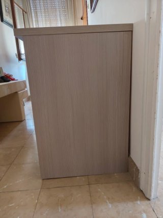 Escritorio de madera con cajones