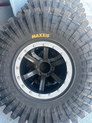 Maxxis trepador 37-12.5-16llantas beadloock Patrol