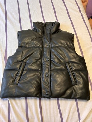 Chaleco negro efecto piel acolchado