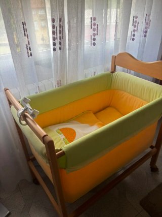 Minicuna de madera con textiles alegres