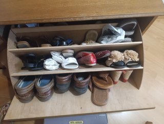 Zapatero de madera marrón