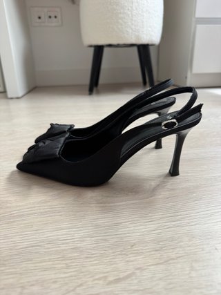 Tacones negros Mango con detalle floral