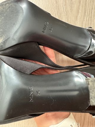 Tacones negros Mango con detalle floral