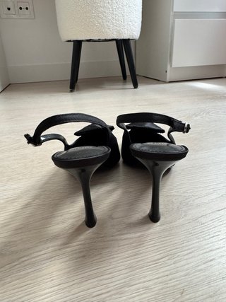 Tacones negros Mango con detalle floral
