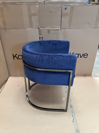 Sedia blu velluto con struttura metallo