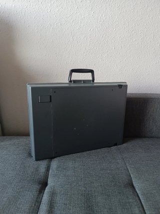 Proyector Gris. Tiene una bombilla fundida.