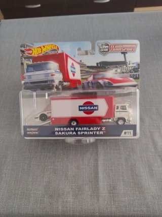 Hot Wheels Premium Nissan Fairlady Z Sakura Sprint