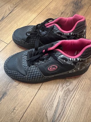 Zapatillas con ruedas negras y rosas