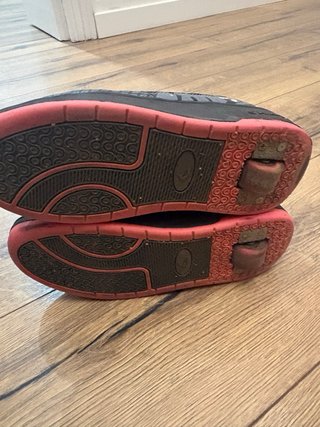 Zapatillas con ruedas negras y rosas