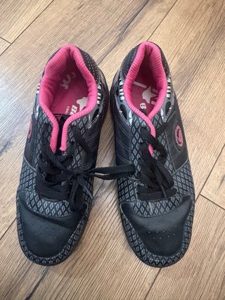Zapatillas con ruedas negras y rosas