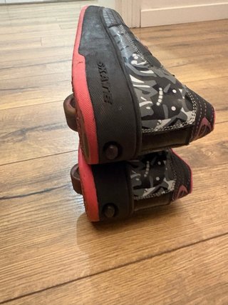 Zapatillas con ruedas negras y rosas