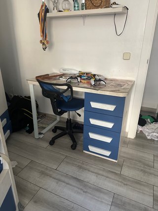 Escritorio infantil con cajonera azul